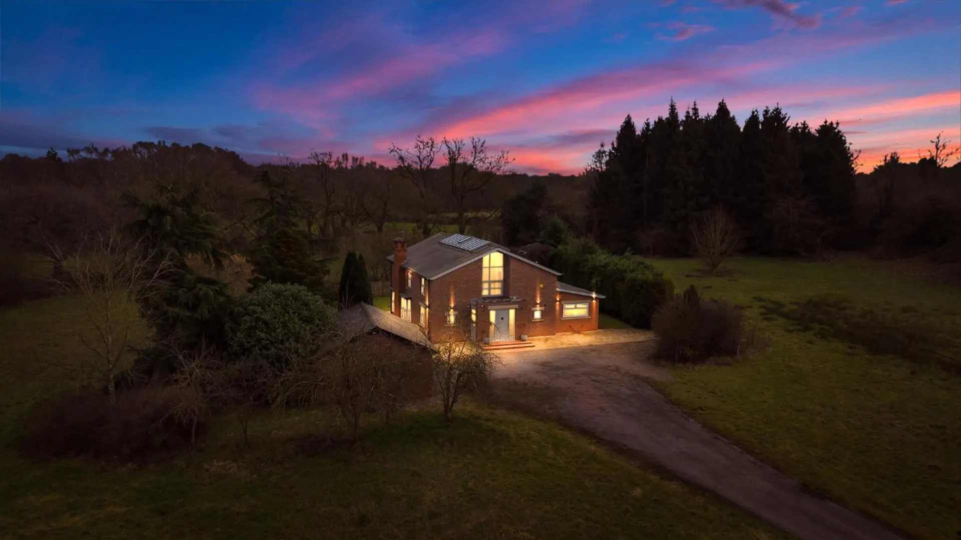 Manchester House Retreat - Sleeps 18 0*,  United Kingdom