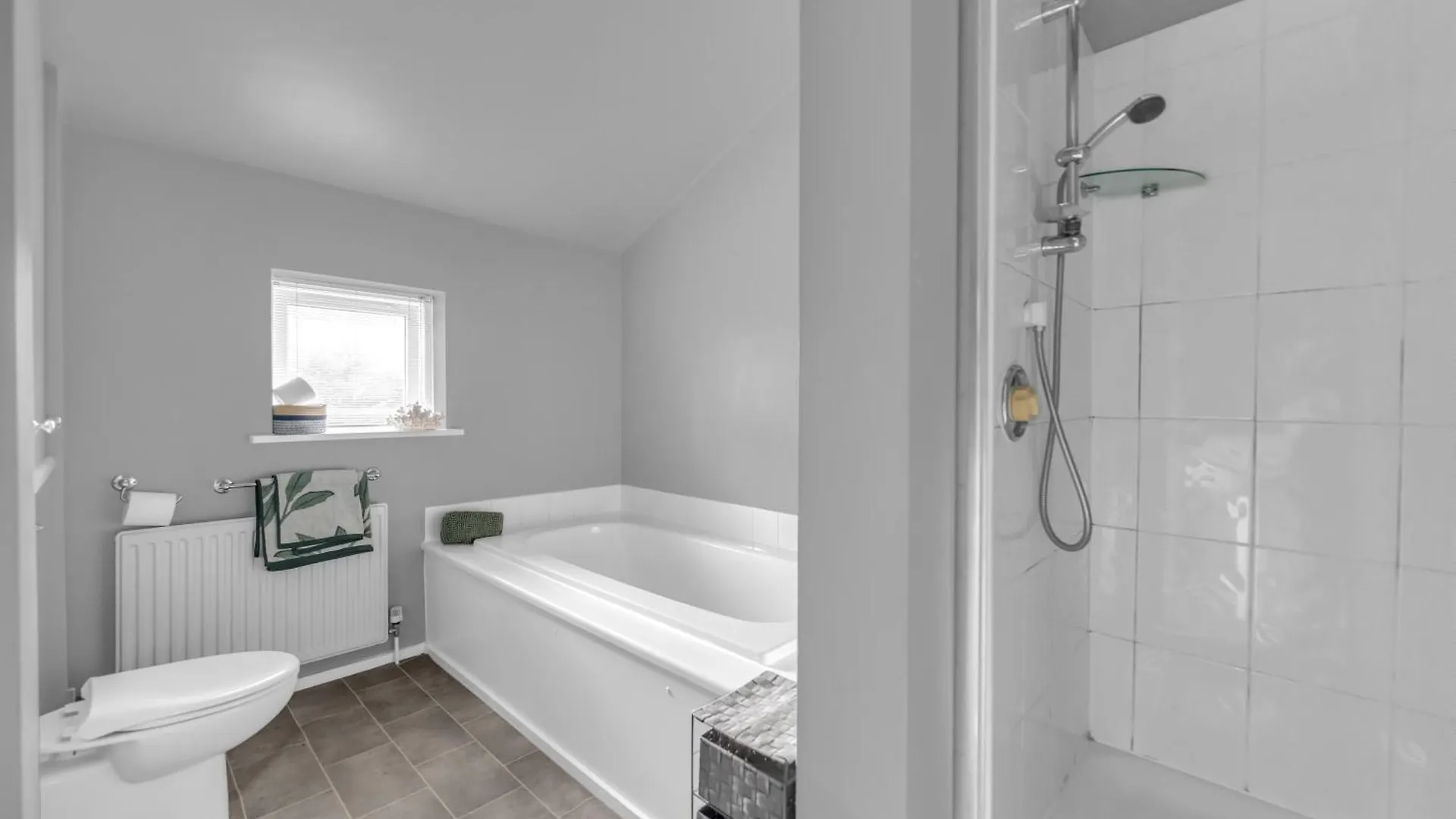 Manchester House Retreat - Sleeps 18 0*,  United Kingdom