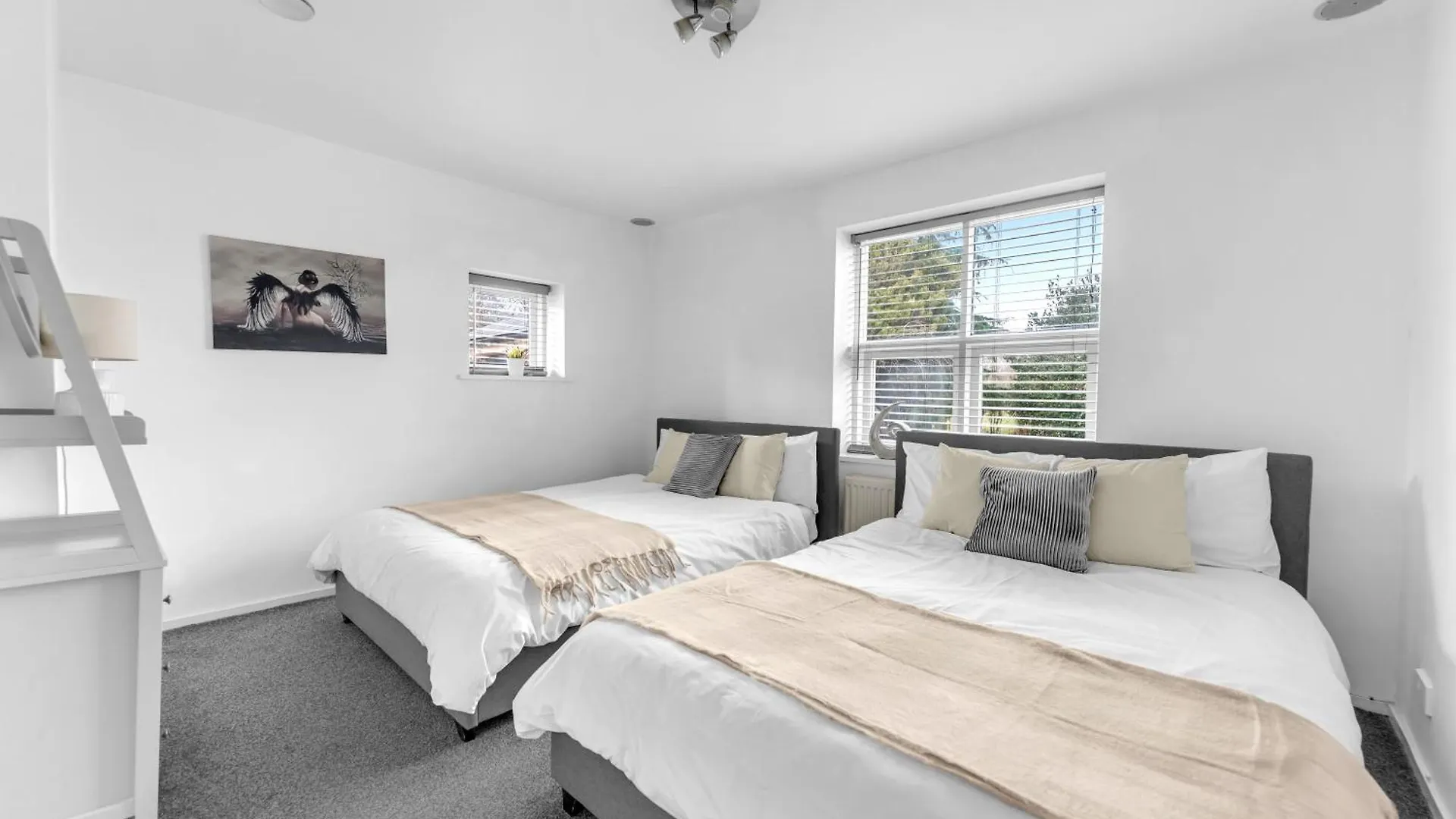 Manchester House Retreat - Sleeps 18 0*,