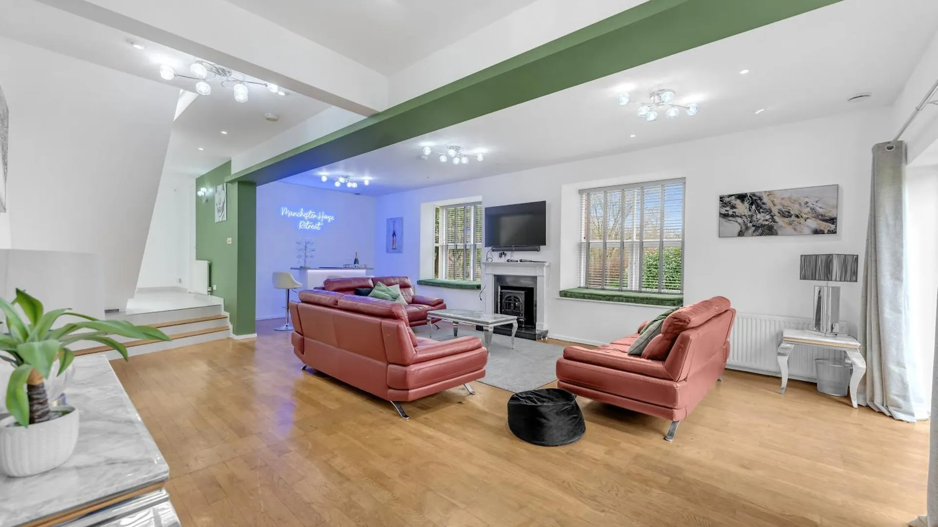 Manchester House Retreat - Sleeps 18