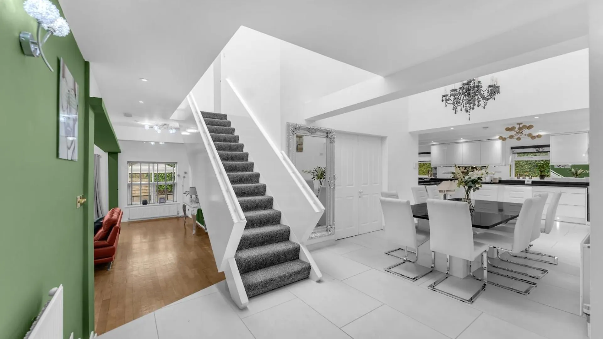 Manchester House Retreat - Sleeps 18 0*,